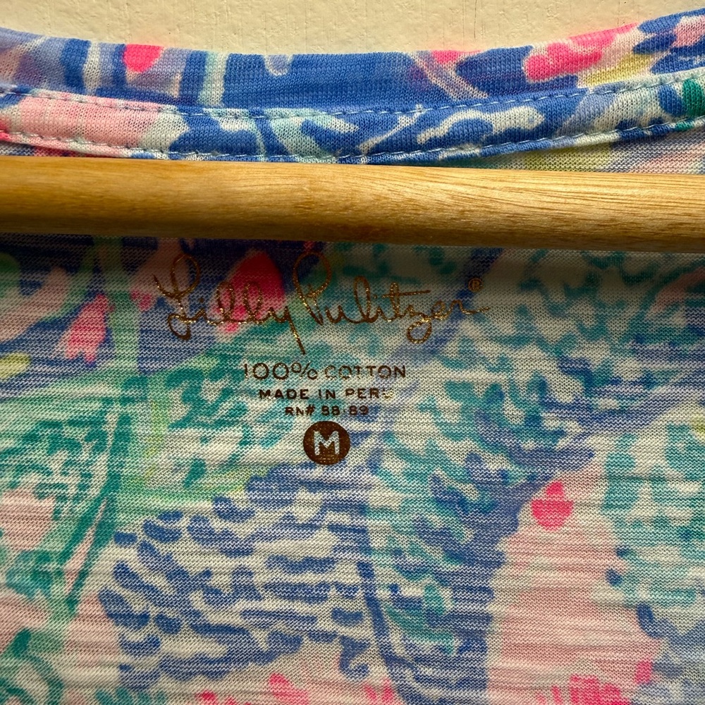 Lilly Pulitzer Vibrant 100% Cotton Etta V-Neck Short Sleeve Mermaid Cove Top - Picture 3 of 5